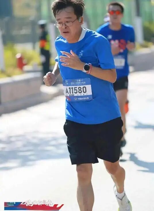 涉嫌贪污、受贿、隐瞒境外存款，昆明市原市长刘佳晨被公诉，曾因“52岁4小时内跑完全马”上热搜