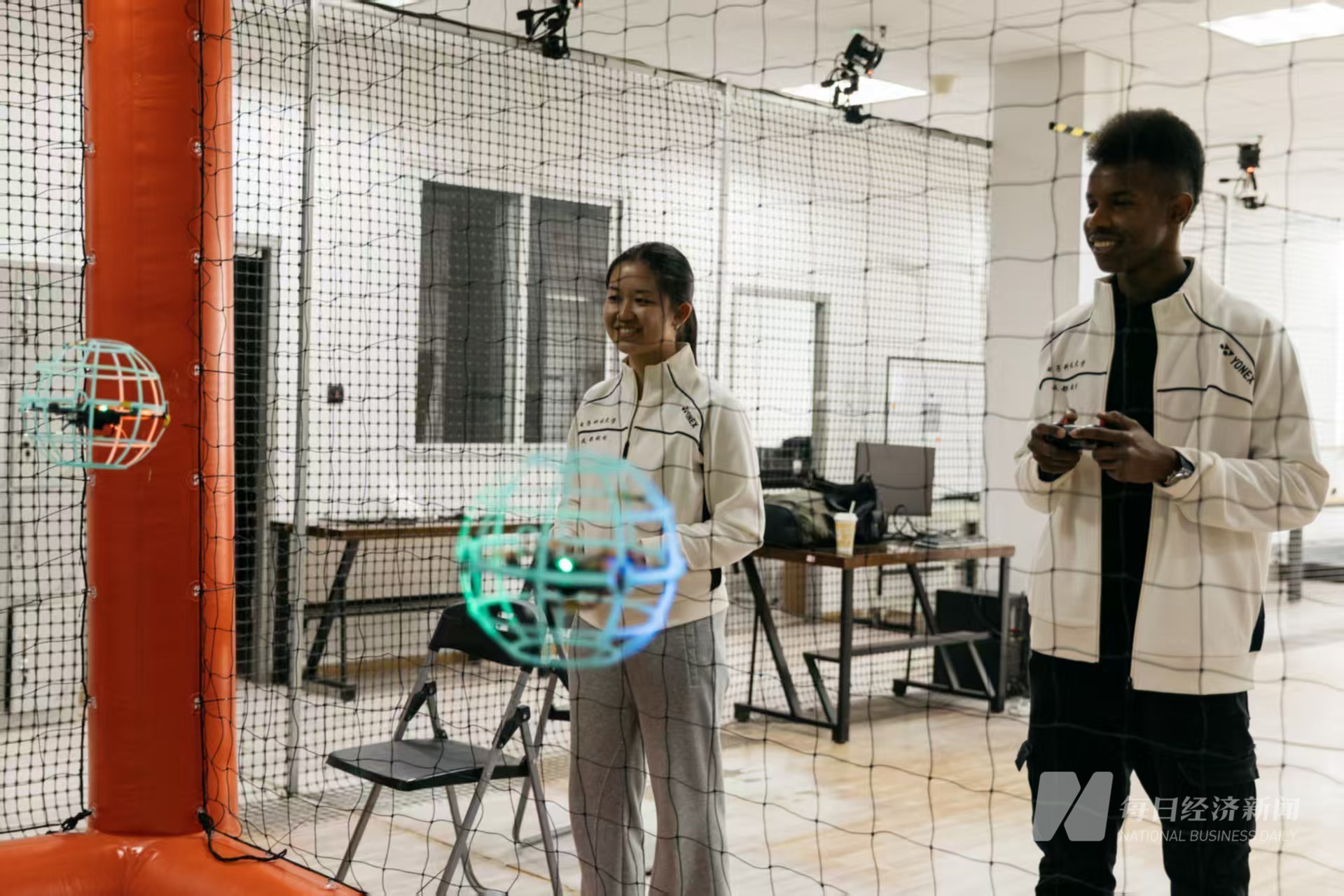 解锁空中竞技！电子科大外籍同学迷上无人机足球的科技与激情