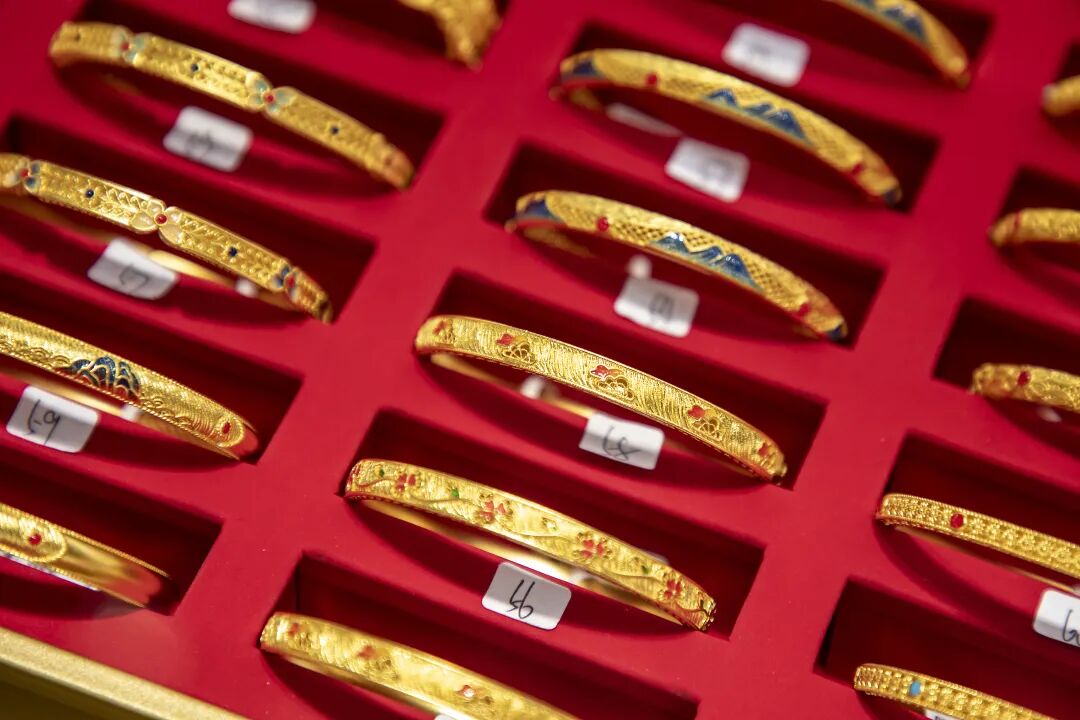 金饰价升破1700元,回收业务也爆了:超过1100元/克!演员薛佳凝“晒单”:2013年开始买黄金,上来就2公斤 金饰价升破1700元,回收业务也爆了:超过1100元/克!演员薛佳凝“晒单”:2013年开始买黄金,上来就2公斤