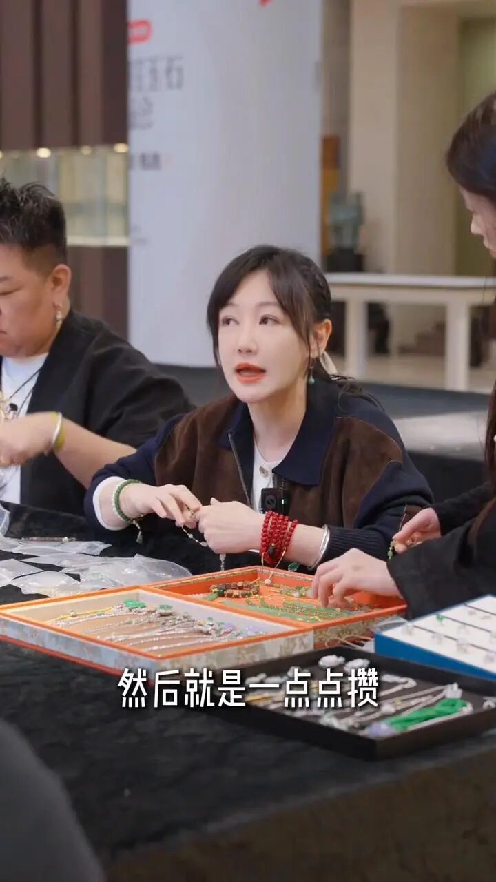 金饰价升破1700元,回收业务也爆了:超过1100元/克!演员薛佳凝“晒单”:2013年开始买黄金,上来就2公斤 金饰价升破1700元,回收业务也爆了:超过1100元/克!演员薛佳凝“晒单”:2013年开始买黄金,上来就2公斤