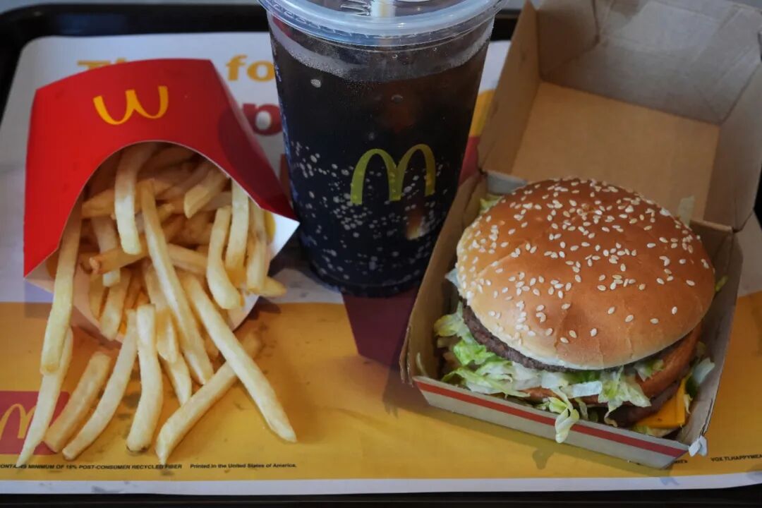 麦当劳“汉堡越做越小”？博主测试：尺寸没变，可能是“曼德拉效应”；官方客服也有回应