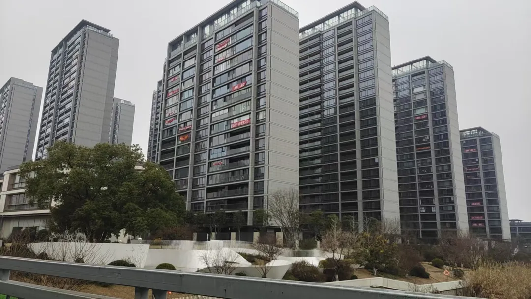 武汉一高端盘业主被要求“协助”卖房?3月31日前需帮开发商卖80套房,否则部分房源将变长租公寓 武汉一高端盘业主被要求“协助”卖房?3月31日前需帮开发商卖80套房,否则部分房源将变长租公寓