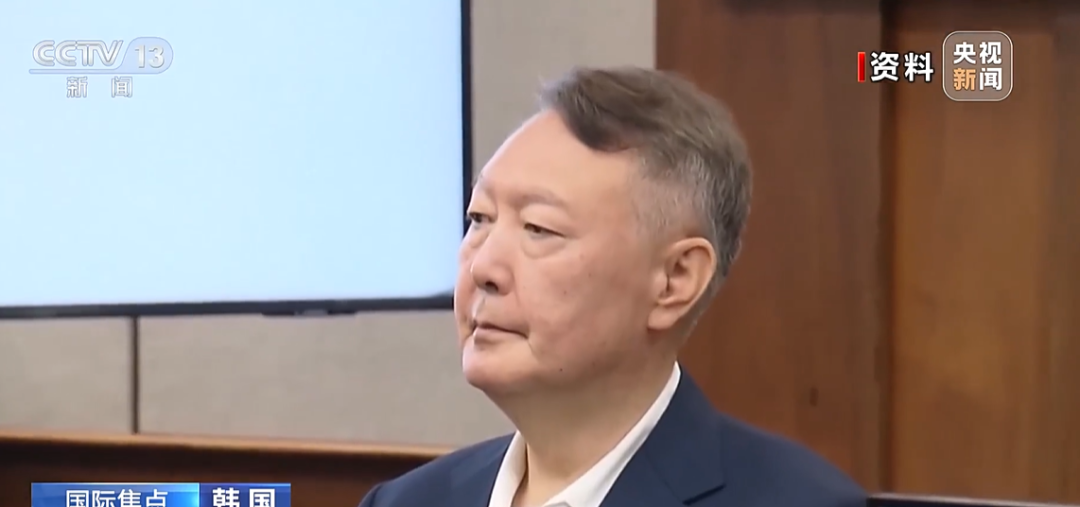 韩国检方要求判处尹锡悦死刑!他出庭时微笑与律师交谈,被指“强颜欢笑” 韩国检方要求判处尹锡悦死刑!他出庭时微笑与律师交谈,被指“强颜欢笑”