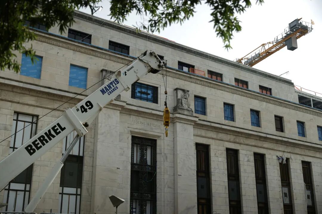 美联储巨震，鲍威尔遭刑事调查！全球多国央行声援，美股三大指数齐跌！共和党关键参议员“反水”：反对特朗普所有人事任命