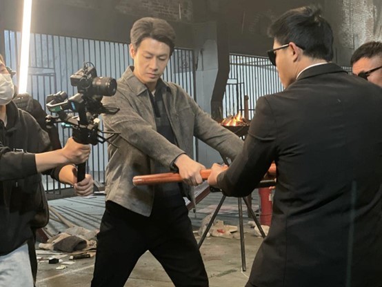 短剧红利狂欢下:屏幕里手握数亿元的“霸总”,屏幕外追要万元欠薪? 短剧红利狂欢下:屏幕里手握数亿元的“霸总”,屏幕外追要万元欠薪?