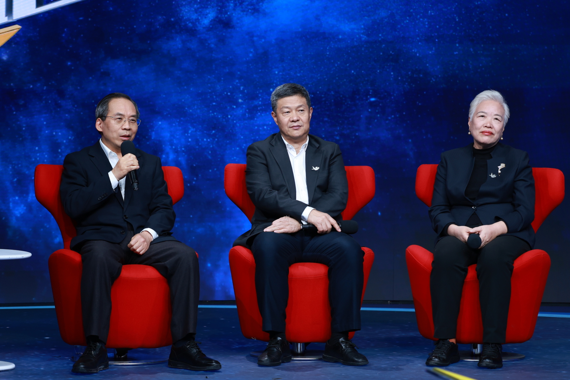 经济学家盘点2025年中国经济：“韧性”是首要特征，低空经济、人形机器人等多领域未来可期