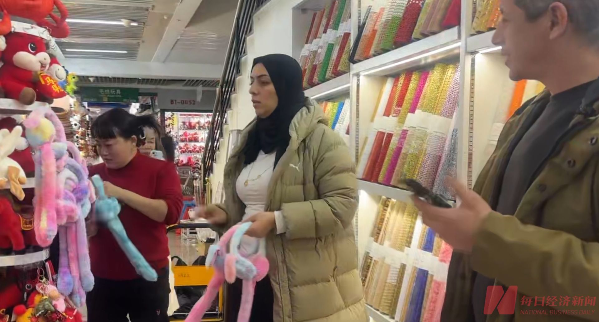 揭秘2026情绪经济硬通货 | “不完美”的治愈感如何撬动全球订单？对话“哭哭马”老板张火清