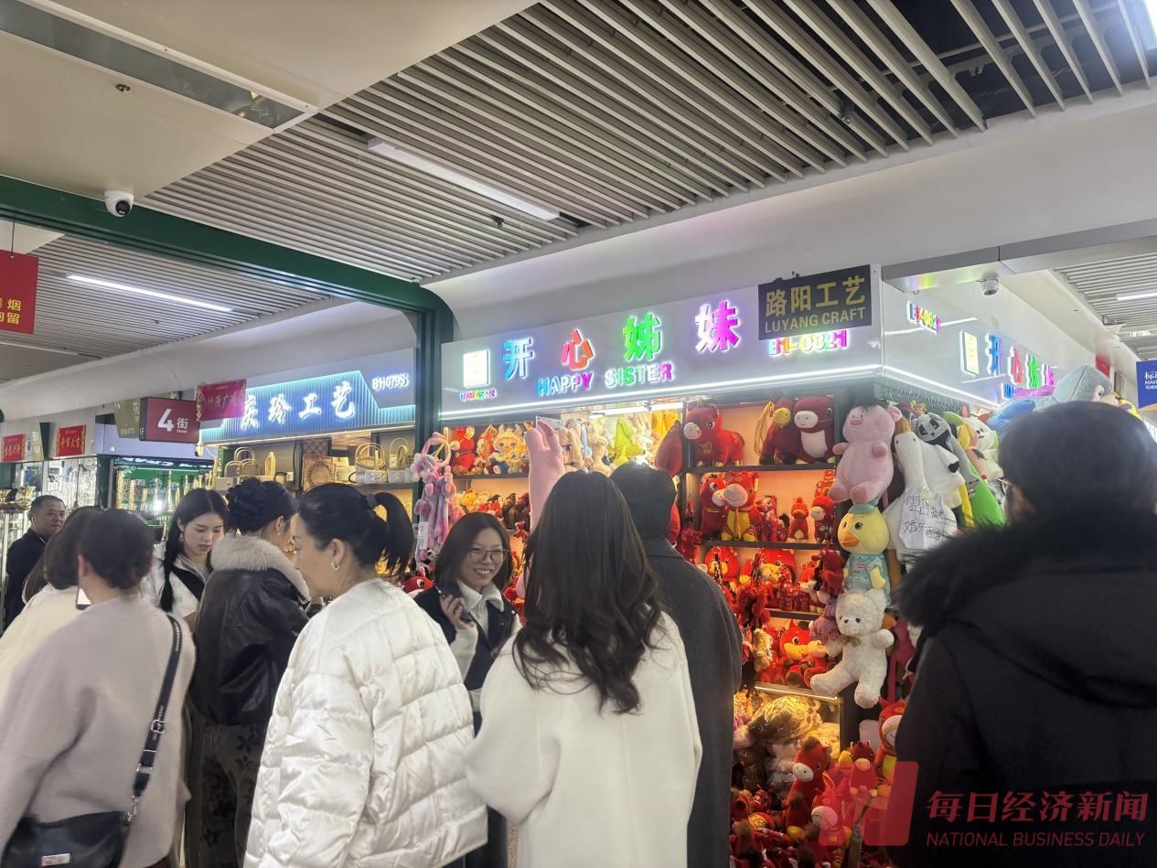 揭秘2026情绪经济硬通货 | “不完美”的治愈感如何撬动全球订单？对话“哭哭马”老板张火清