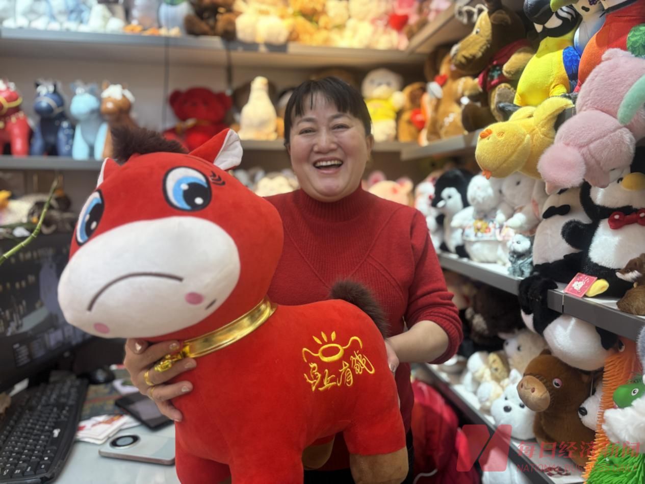 揭秘2026情绪经济硬通货 | “不完美”的治愈感如何撬动全球订单？对话“哭哭马”老板张火清