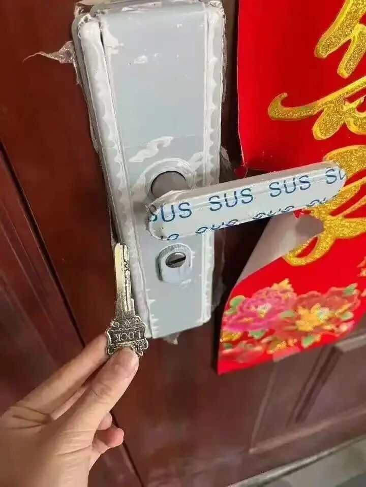 独居女生被收天价开锁费，标价27元实收4170元，包括上门费、技术费、夜间服务费！开锁商户被罚款9550元并吊销营业执照