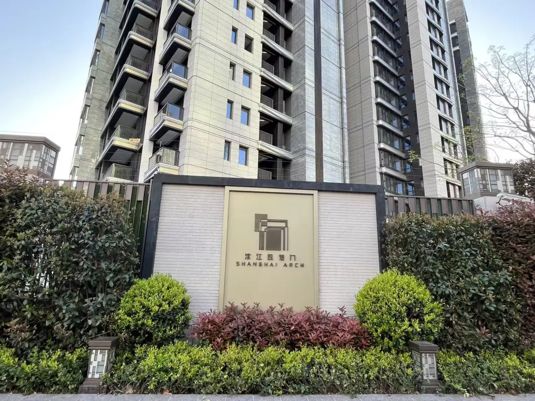 豪宅买家自曝被要求赔偿1200余万元，新鸿基地产上海项目公司回应称“不实”