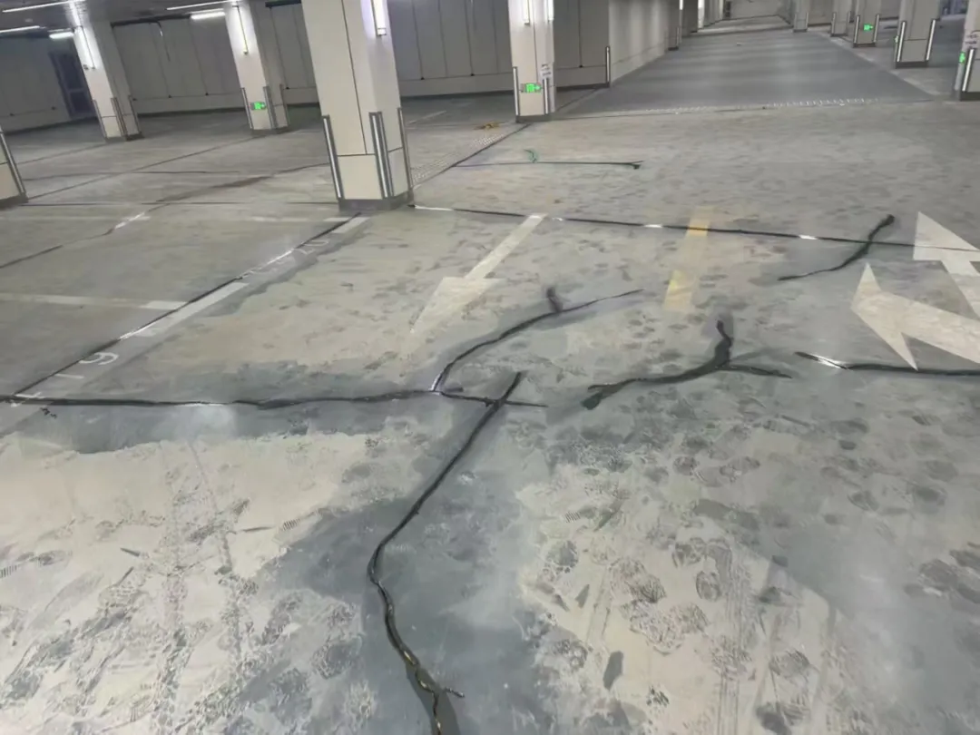 6.5万元/㎡的新房小区出现1431条裂缝，预看房后的业主们不满，开发商回应“将及时公布检测报告”