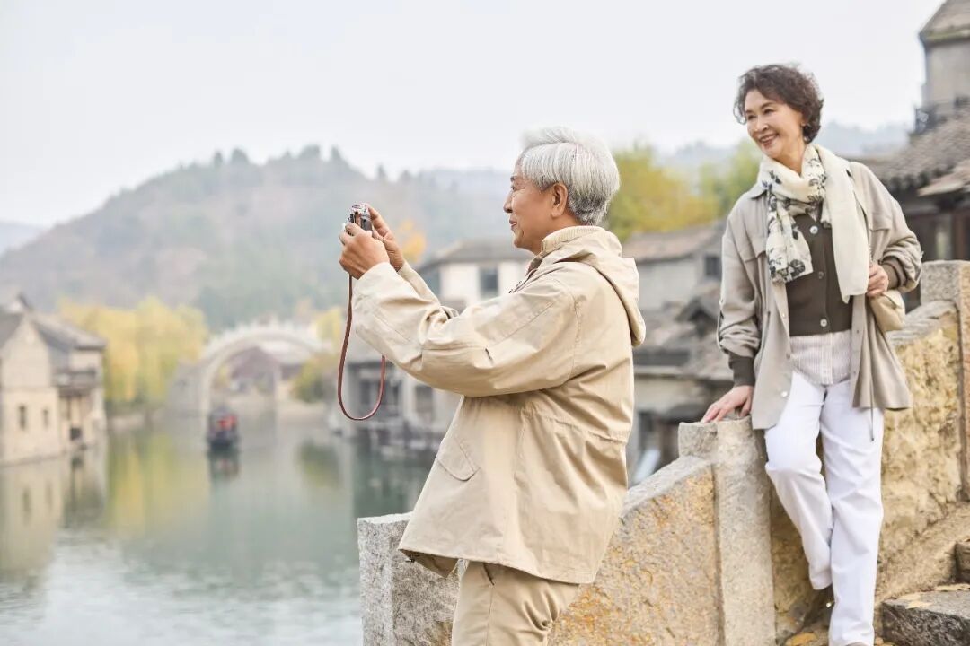 新东方开办“退休俱乐部”,针对50到75岁人群,体验价19.9元起,安排90后年轻人做玩伴 新东方开办“退休俱乐部”,针对50到75岁人群,体验价19.9元起,安排90后年轻人做玩伴