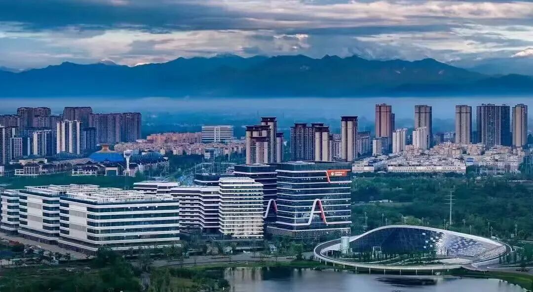 微芯生物新药基地封顶，彭州靠什么冲刺“千亿城”？丨成都投资智能体