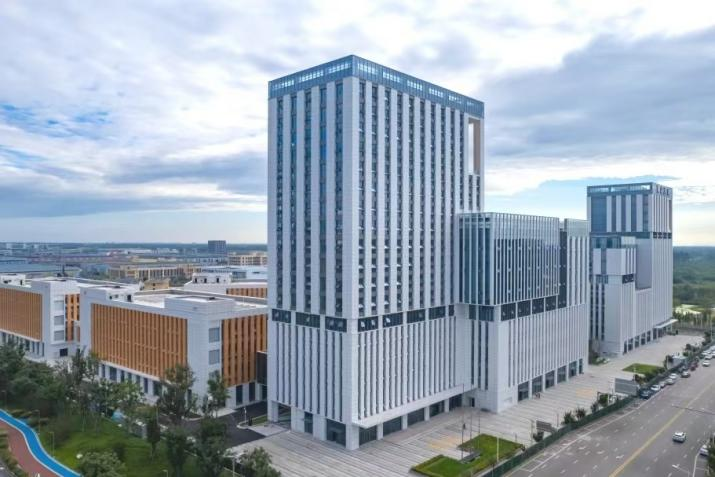 微芯生物新药基地封顶，彭州靠什么冲刺“千亿城”？丨成都投资智能体