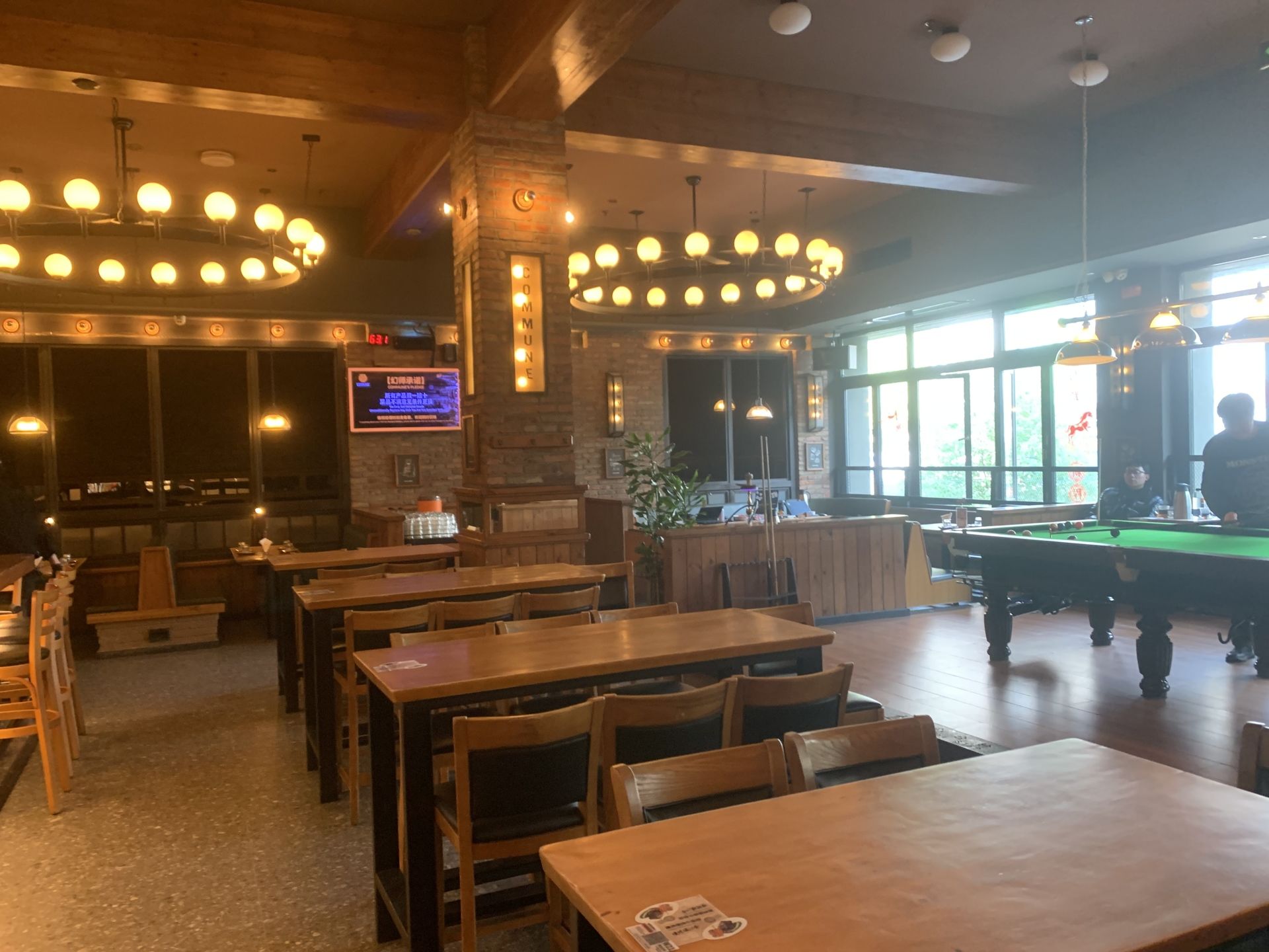 “餐酒吧一哥”极物思维冲刺港交所：一线城市同店销售增长率持续为负，递表前宣派特別股息8000万元