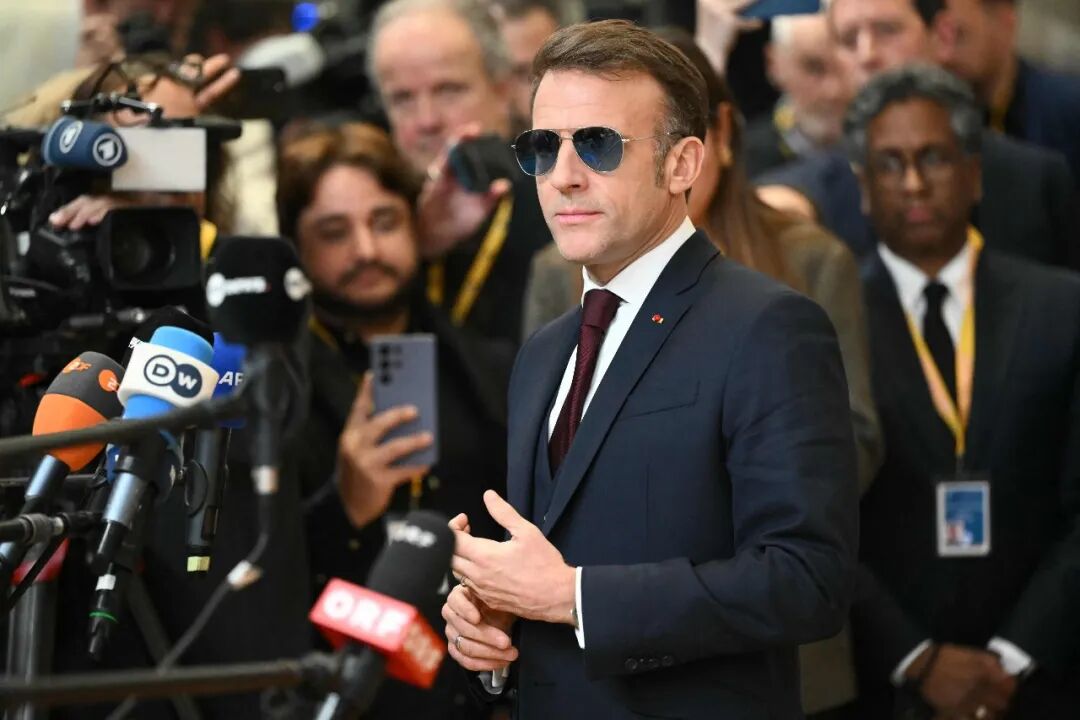 马克龙在达沃斯戴的墨镜成“爆款”,特朗普:确实显得很强硬!眼镜公司官网数度崩溃,接到大量“求同款”订单,集团股价一度上涨28% 马克龙在达沃斯戴的墨镜成“爆款”,特朗普:确实显得很强硬!眼镜公司官网数度崩溃,接到大量“求同款”订单,集团股价一度上涨28%