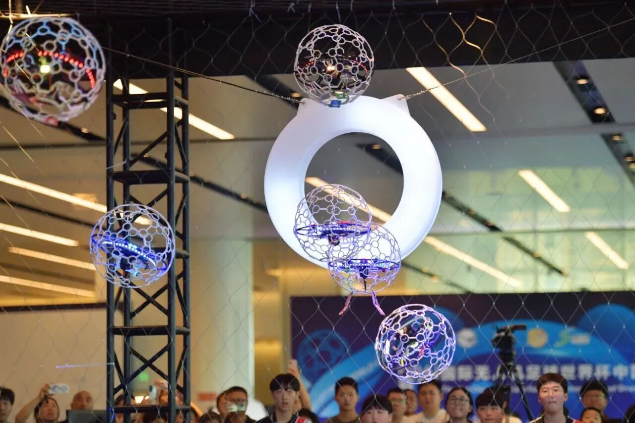 成都青少年“弃游”“追飞” ,无人机足球成课余新顶流 成都青少年“弃游”“追飞” ,无人机足球成课余新顶流