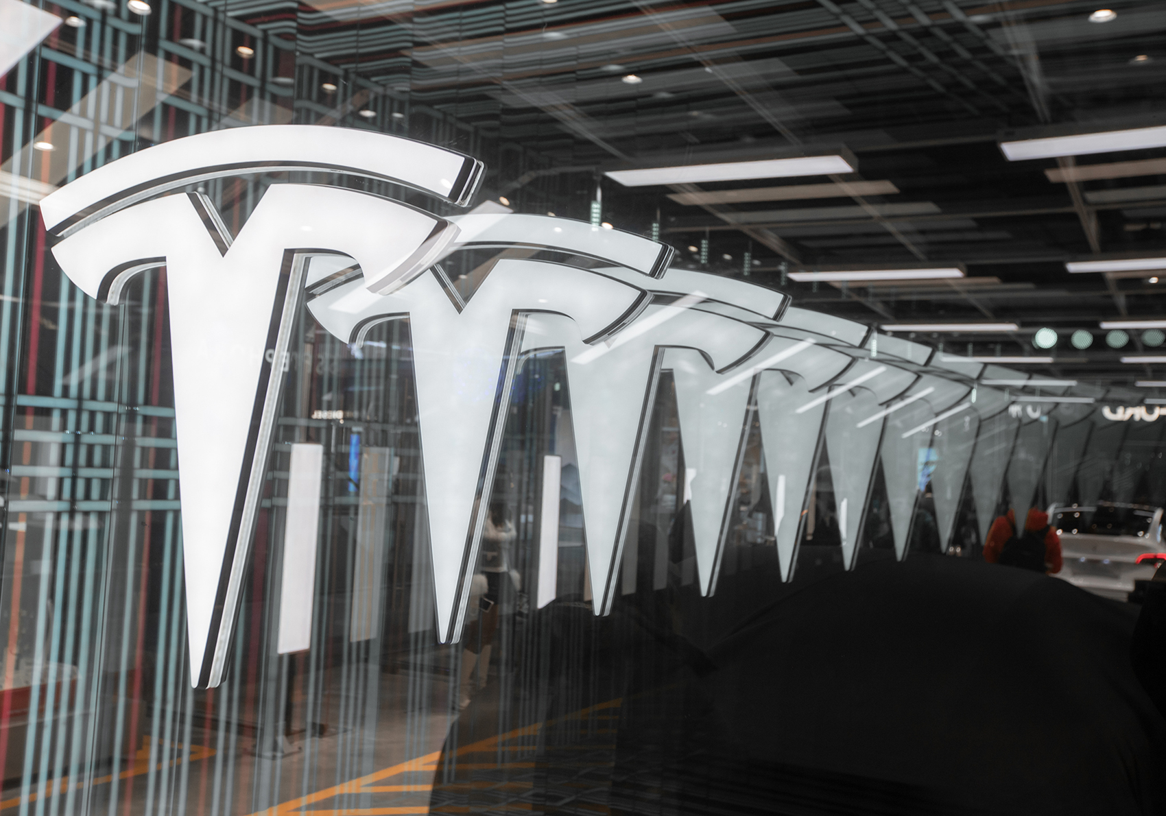 马斯克达沃斯秀蓝图：明年公开发售Optimus机器人，Robotaxi将在美“非常普及”、AI或超越人类！超级计划曝光