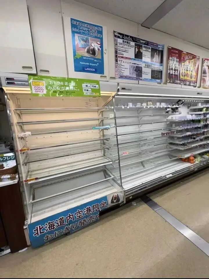 航班大量取消!超市货架被抢空!约7000人滞留机场,日本北海道遇罕见暴雪,数百名游客在地下通道过夜 航班大量取消!超市货架被抢空!约7000人滞留机场,日本北海道遇罕见暴雪,数百名游客在地下通道过夜
