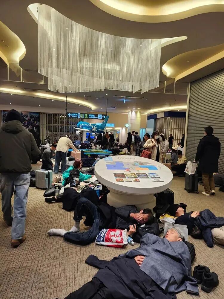 航班大量取消!超市货架被抢空!约7000人滞留机场,日本北海道遇罕见暴雪,数百名游客在地下通道过夜 航班大量取消!超市货架被抢空!约7000人滞留机场,日本北海道遇罕见暴雪,数百名游客在地下通道过夜