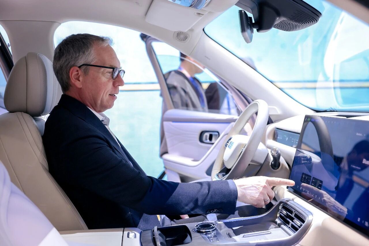 吉利加速整合“AI+智驾”：印奇“双线”任职，阶跃星辰超50亿元融资落定