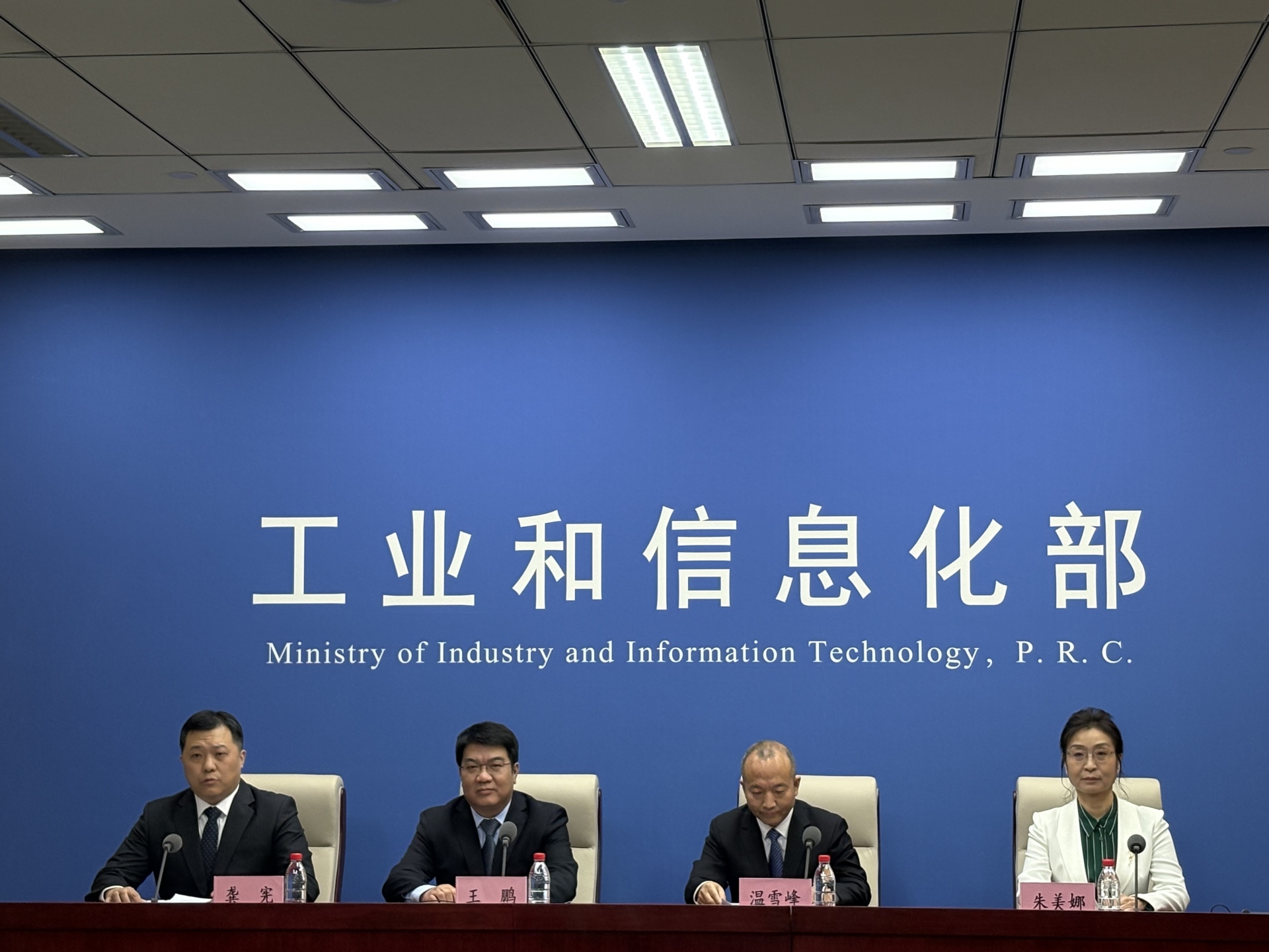 你以为的新能源车“变废为宝”,可能是“埋下隐患”!工信部为废旧动力电池划定终点站:严禁用于电动自行车 你以为的新能源车“变废为宝”,可能是“埋下隐患”!工信部为废旧动力电池划定终点站:严禁用于电动自行车