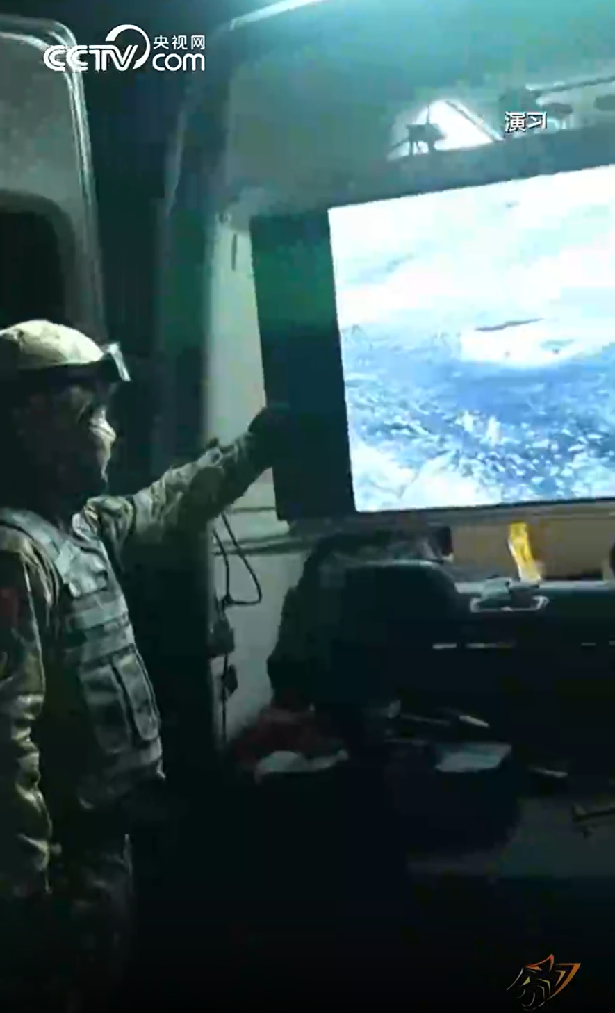 解放军演练“斩首”行动,现场画面曝光:无人机精准轰炸,特战小分队趁夜突进房屋,不到2分钟“击毙”4人 解放军演练“斩首”行动,现场画面曝光:无人机精准轰炸,特战小分队趁夜突进房屋,不到2分钟“击毙”4人