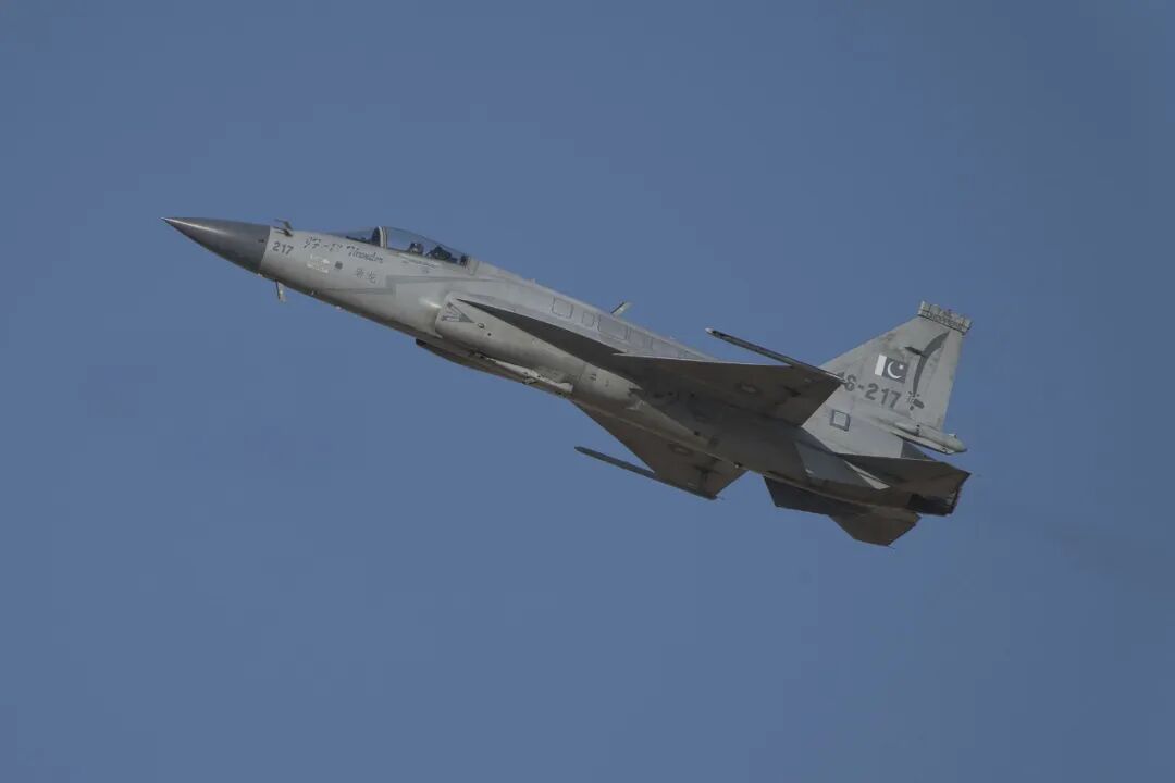 大订单！印尼防长赴巴基斯坦，洽购40多架“枭龙”，去年五月巴称出动此型号战机摧毁印度S-400防空系统