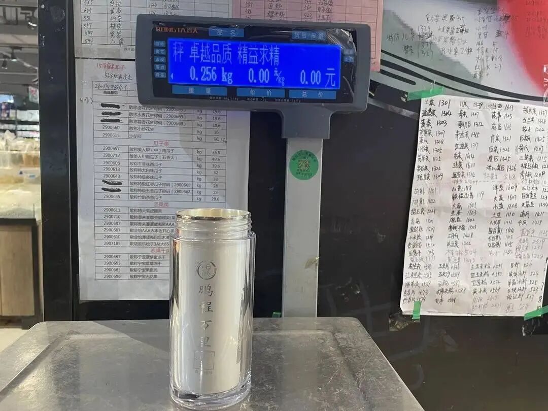 银价涨太猛!女子三年前6000元买的钻戒,现在只值几百元,赠品足银保温杯却已价值2000元! 银价涨太猛!女子三年前6000元买的钻戒,现在只值几百元,赠品足银保温杯却已价值2000元!