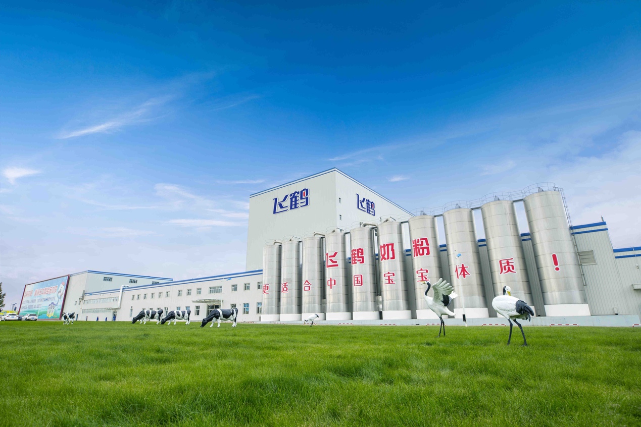奶粉罐为何整体“亮底”？飞鹤新鲜原料溯源系统定义行业“鲜活”标准
