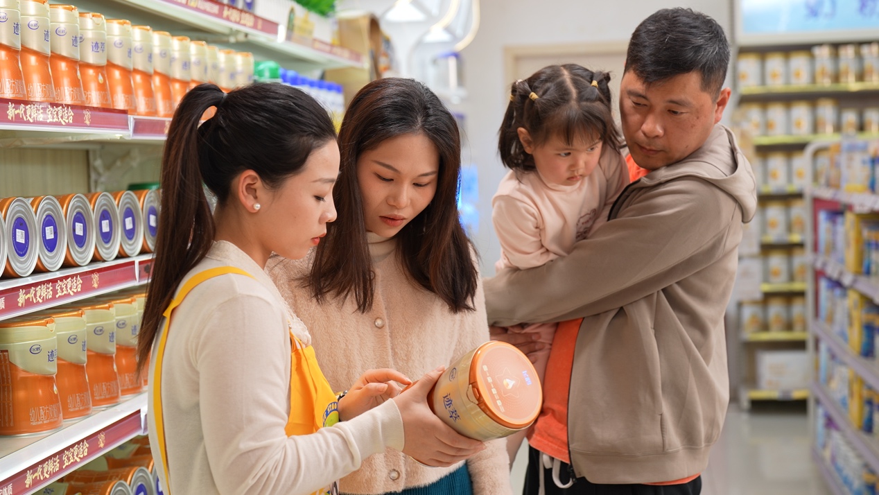 奶粉罐为何整体“亮底”？飞鹤新鲜原料溯源系统定义行业“鲜活”标准