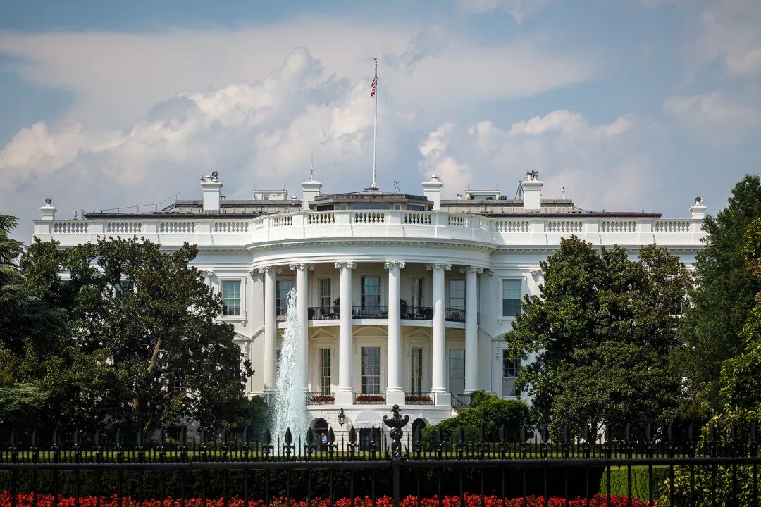 关税突发，美国宣布：对特定半导体等加征25%关税！特朗普称将“观望”伊朗局势发展，国际油价大幅震荡！纳指收跌1%，美联储重磅报告发布