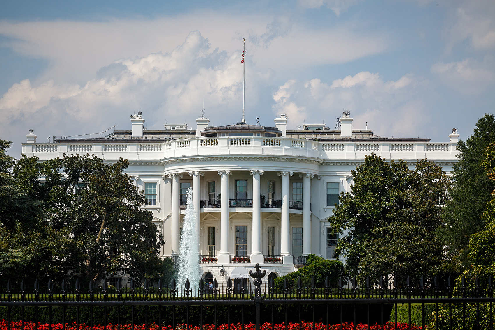 特朗普：对伊朗贸易伙伴征收25%关税！白宫：外交是美国“首选”方案！哈梅内伊最新发声