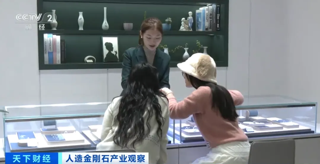 卖不动了？钻石价格大跌，巨头宣布：降价！十年前1.8万元买的钻戒，如今只能卖180元，同期黄金价格涨超400%