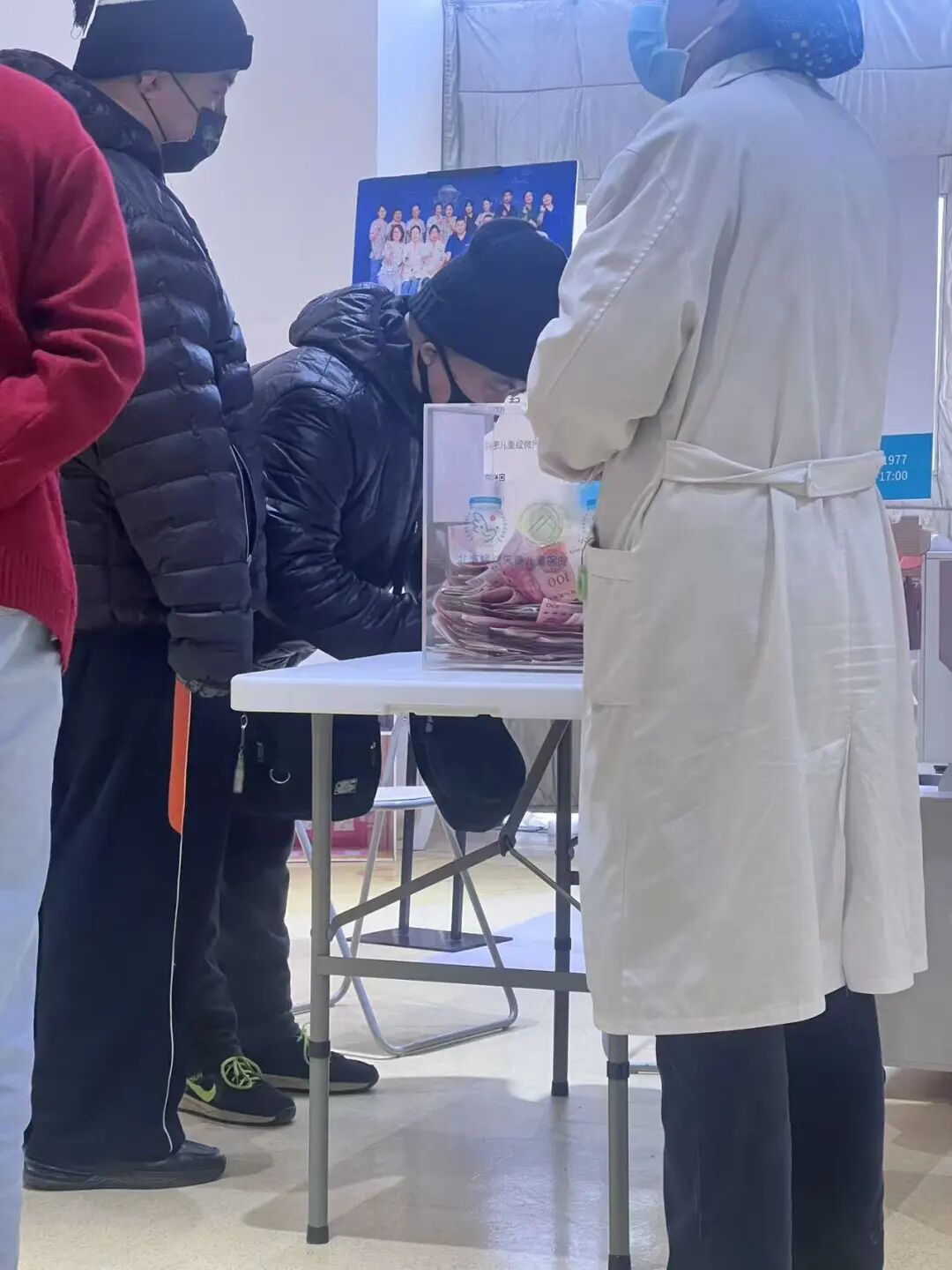 销售远超预期，李亚鹏带货品牌宣布暂停直播；王菲被曝十年间向嫣然医院“匿名捐赠”3268万元，陈光标喊话称将全力驰援，嫣然基金最新发声