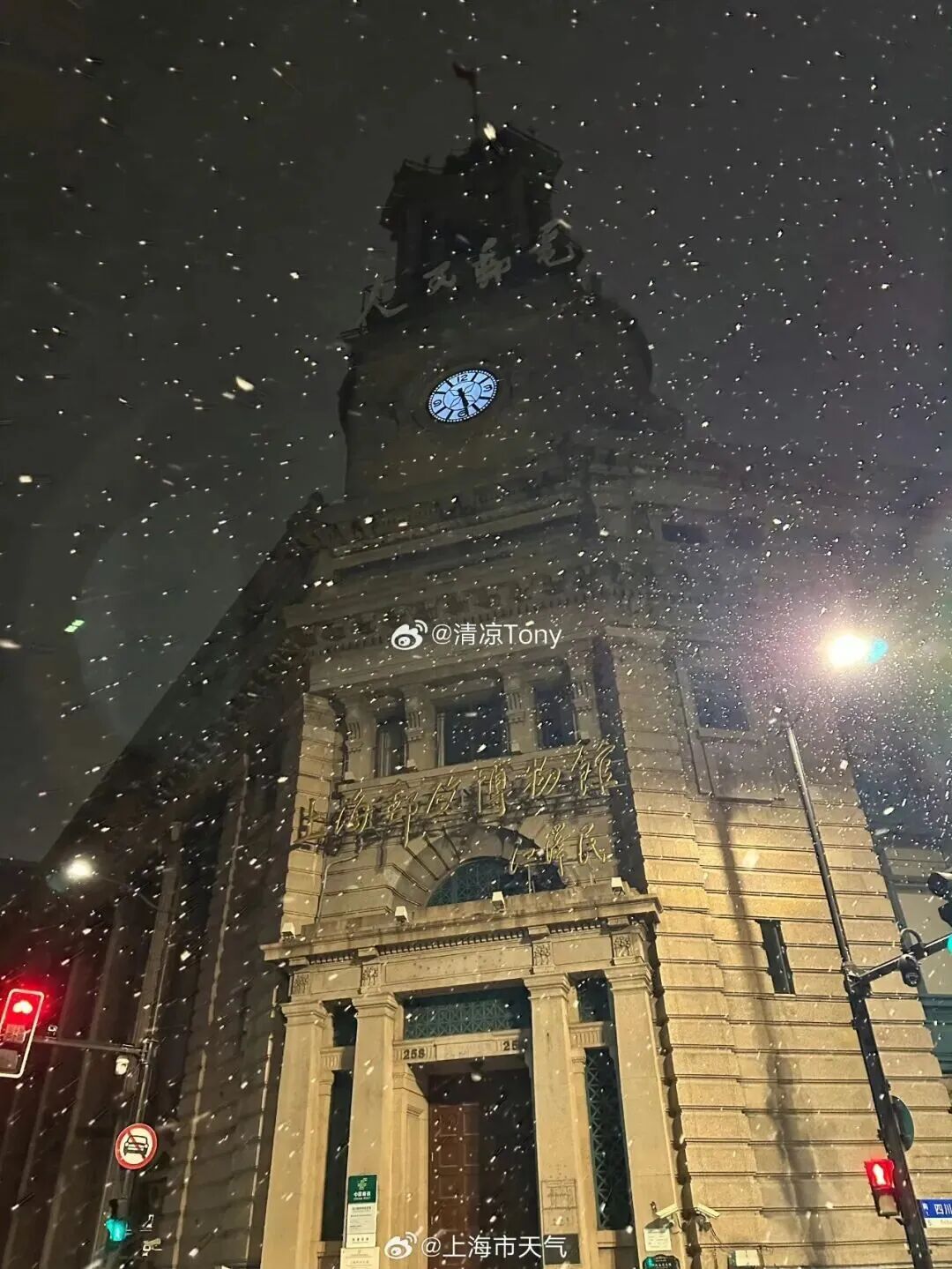 大寒！上海、杭州下雪上热搜；河南暴雪冻雨，8000人滞留郑州机场，41条高速全线禁止车辆上站；武汉暴雪预警，部分学校停课！专家提醒