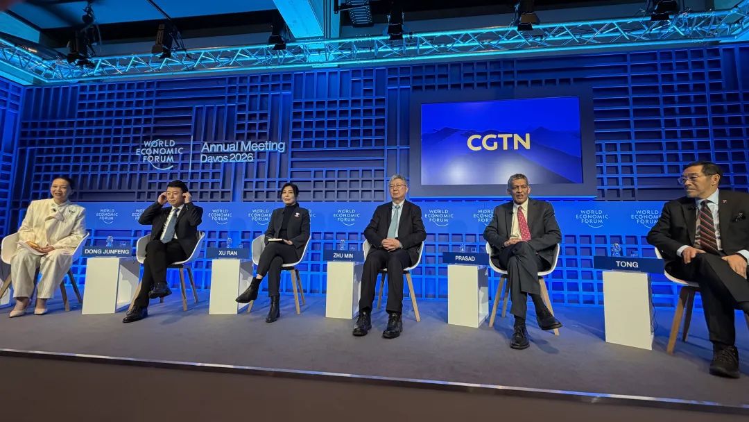 京东CEO许冉冬季达沃斯年会谈“AI”：2025年是AI消费“爆发元年”，相关搜索量同比增长超百倍