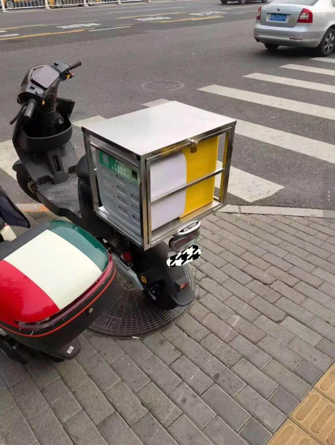 共享充电宝的生意,做到电动自行车上,有人称“一天赚几十元”!商家提供“爆改”服务,只要100元上下