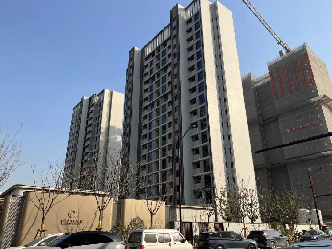 6.5万元/㎡的新房小区出现1431条裂缝，预看房后的业主们不满，开发商回应“将及时公布检测报告”