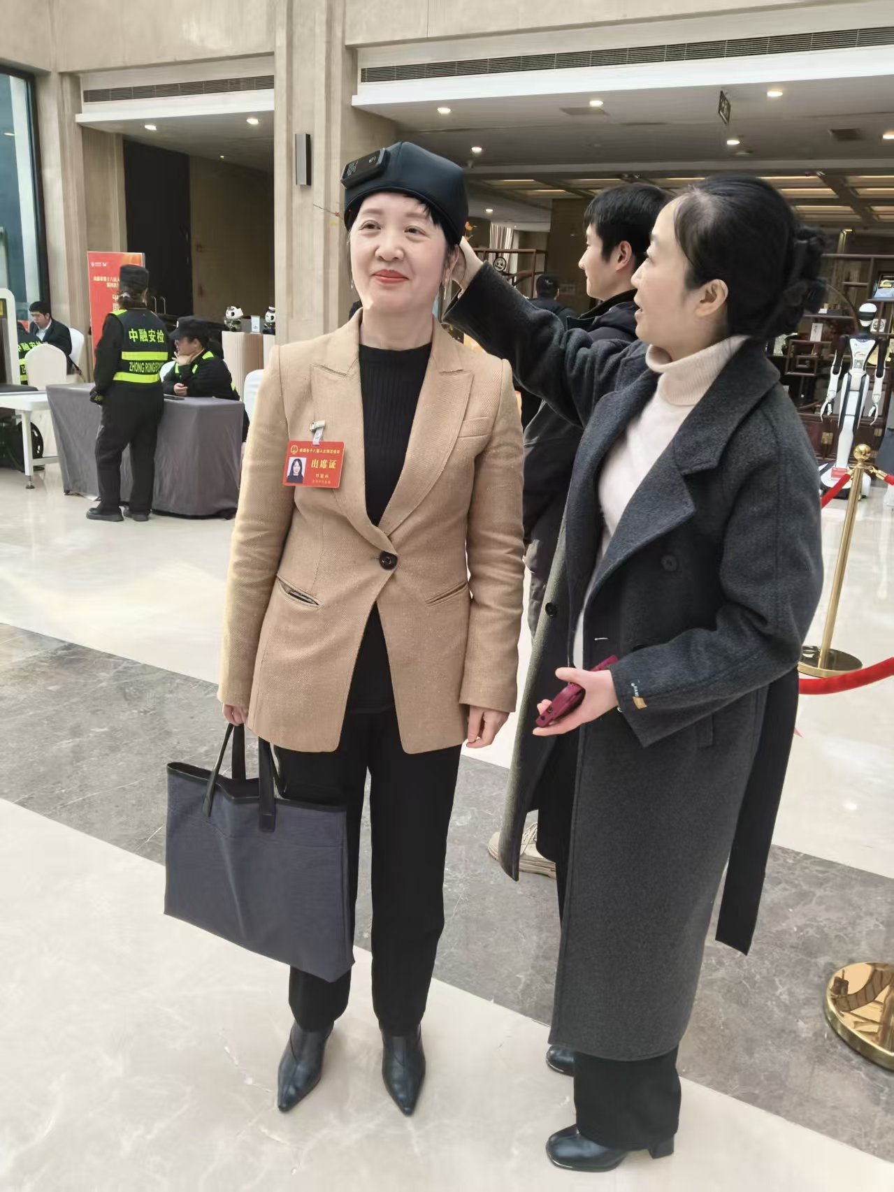 聚焦“人工智能+”,“成都造”AI健康帽等科技产品亮相市两会