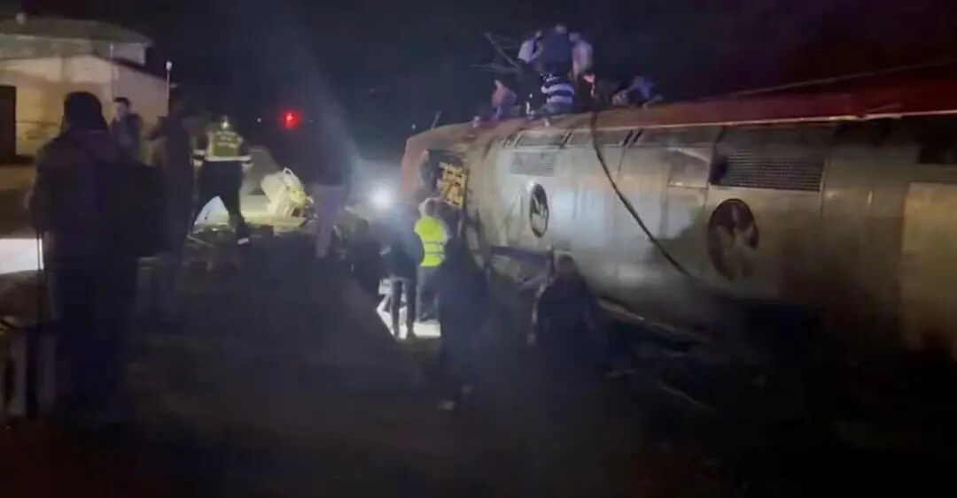 “极为蹊跷，现场情况非常严重”！已致39死170伤，西班牙突发高铁脱轨相撞重大事故，轨道刚换新，首相：深切悲痛