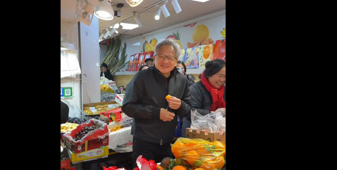 英伟达CEO黄仁勋现身上海菜市场边吃边逛,网友:食物不离手!他还将前往北京及深圳,本次行程以“逛吃”为主 英伟达CEO黄仁勋现身上海菜市场边吃边逛,网友:食物不离手!他还将前往北京及深圳,本次行程以“逛吃”为主