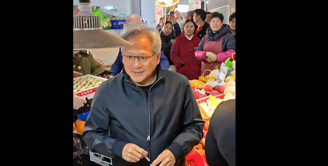 英伟达CEO黄仁勋现身上海菜市场边吃边逛,网友:食物不离手!他还将前往北京及深圳,本次行程以“逛吃”为主 英伟达CEO黄仁勋现身上海菜市场边吃边逛,网友:食物不离手!他还将前往北京及深圳,本次行程以“逛吃”为主
