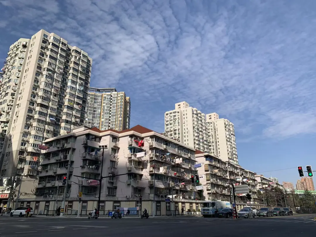 70㎡以下、400万元内老破小要被“扫货”?上海三区官方启动收购二手房用于保租房,有工作人员称“正在试点”,资金到位情况备受关注 70㎡以下、400万元内老破小要被“扫货”?上海三区官方启动收购二手房用于保租房,有工作人员称“正在试点”,资金到位情况备受关注